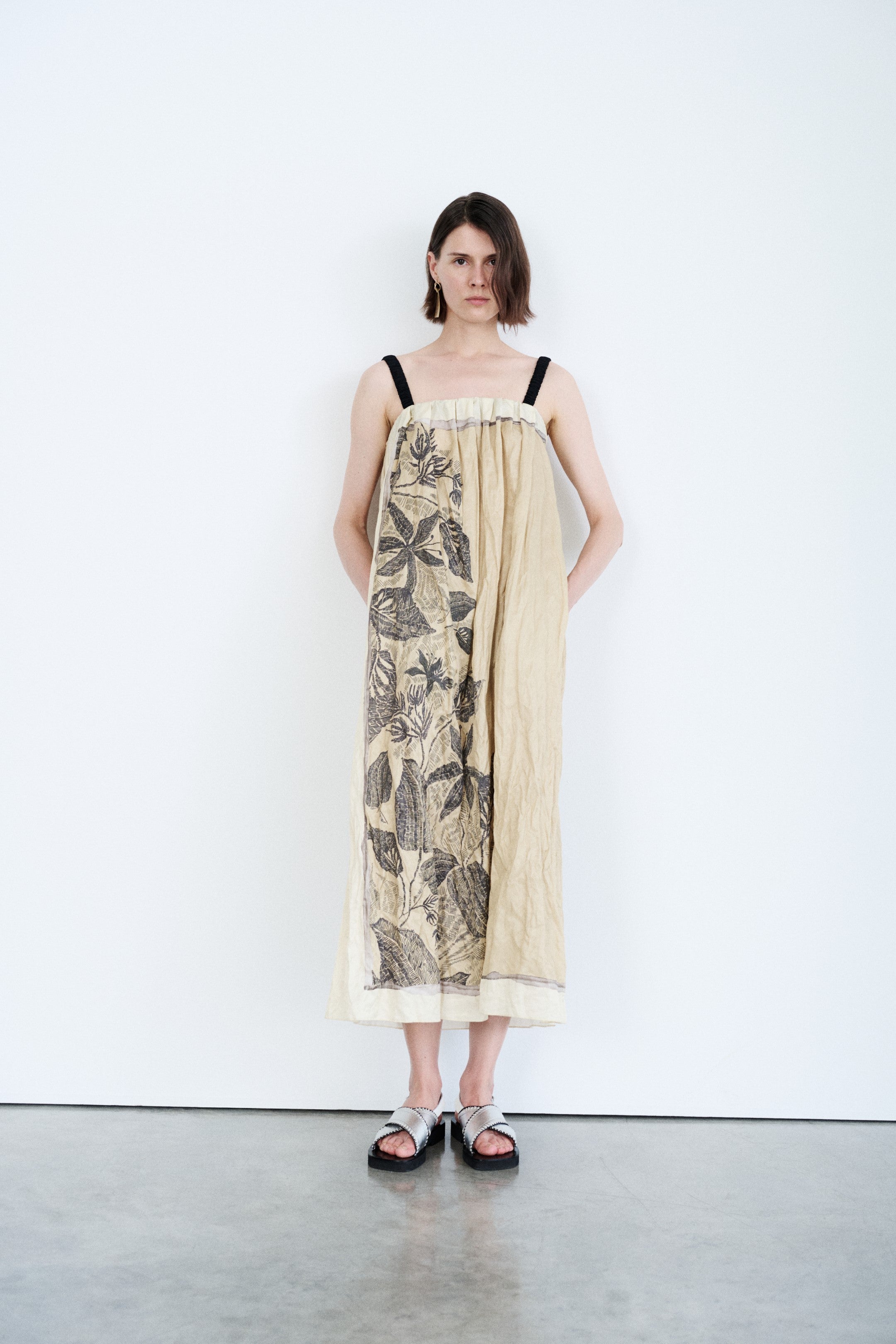 Sleeveless Long Dress With Floral Print And Shirred Waist