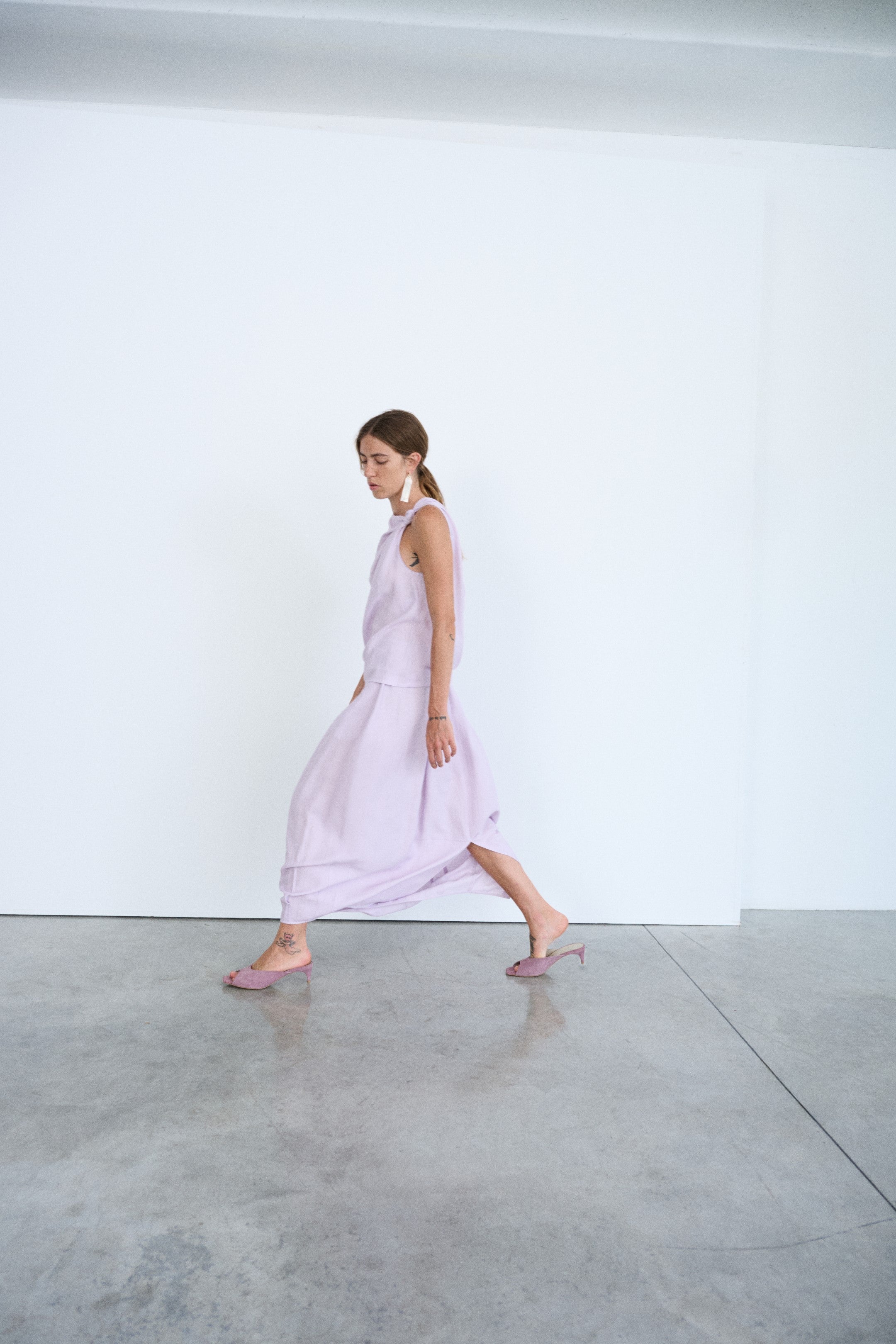 Sleeveless Lilac Linen-Viscose Top With Twisted One-Shoulder