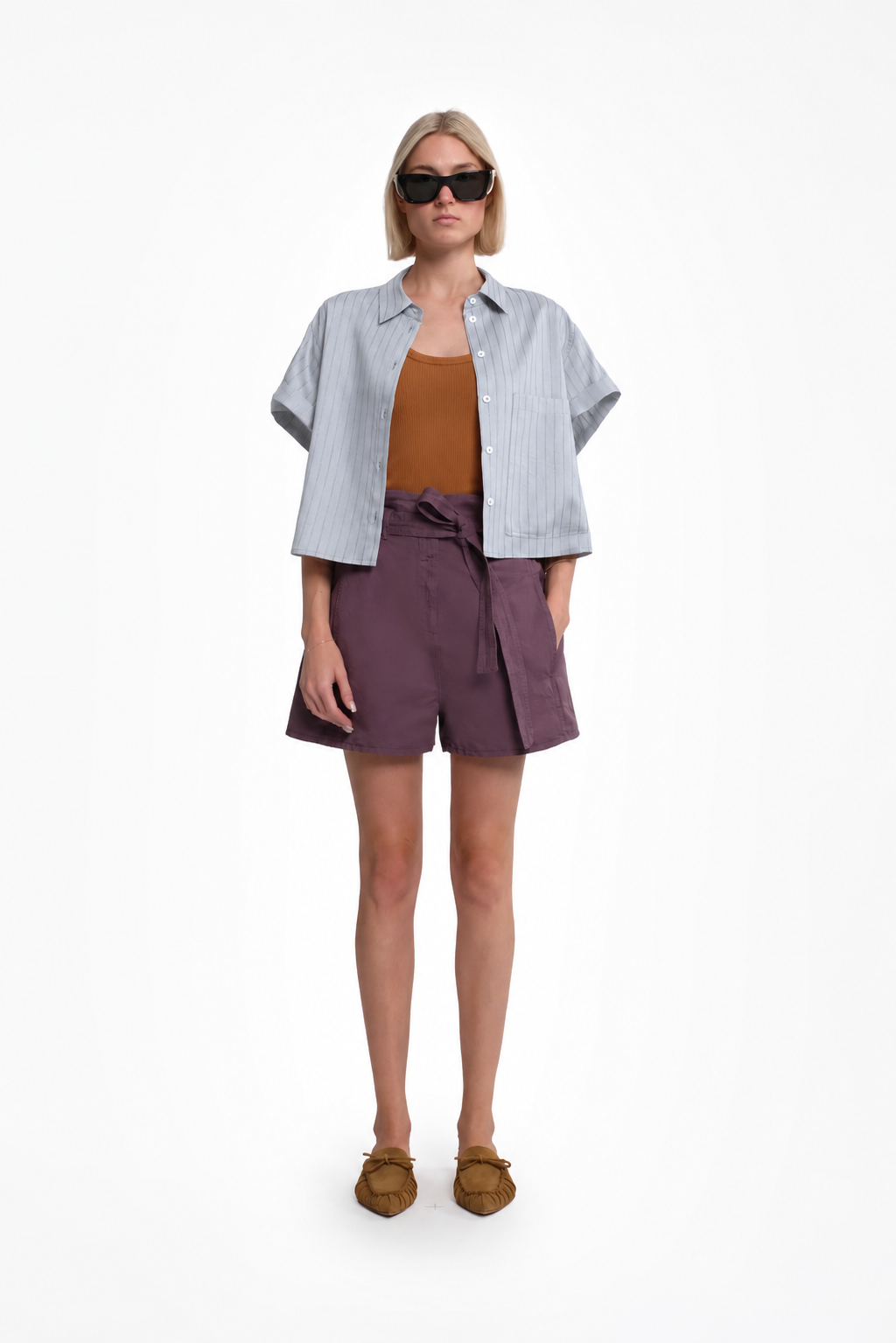 Camicia crop a maniche corte colore grigio chiaro con righe verticali e bottoni
