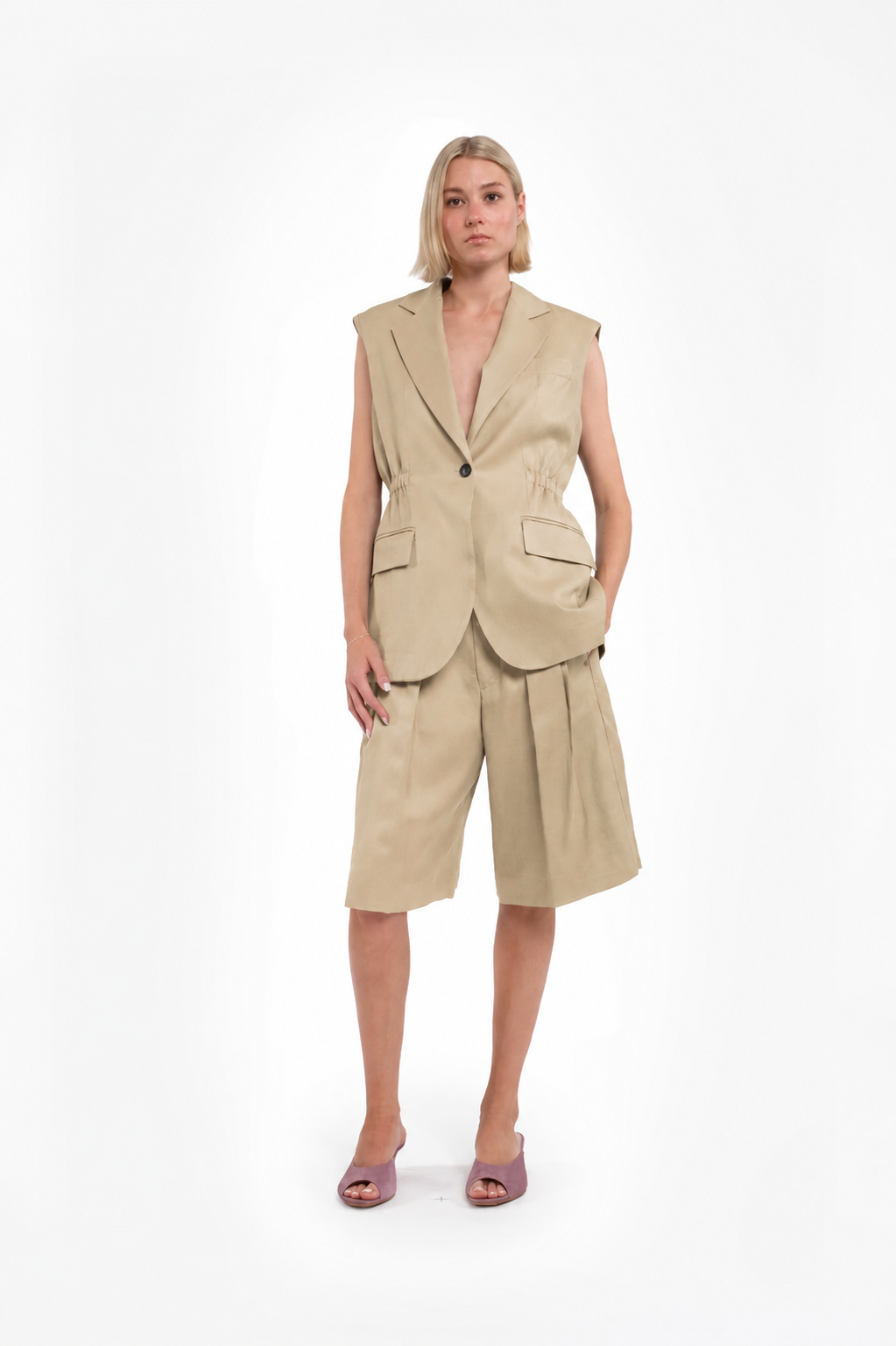 Gilet monopetto colore beige con bottoni e arricciatura in vita in viscosa