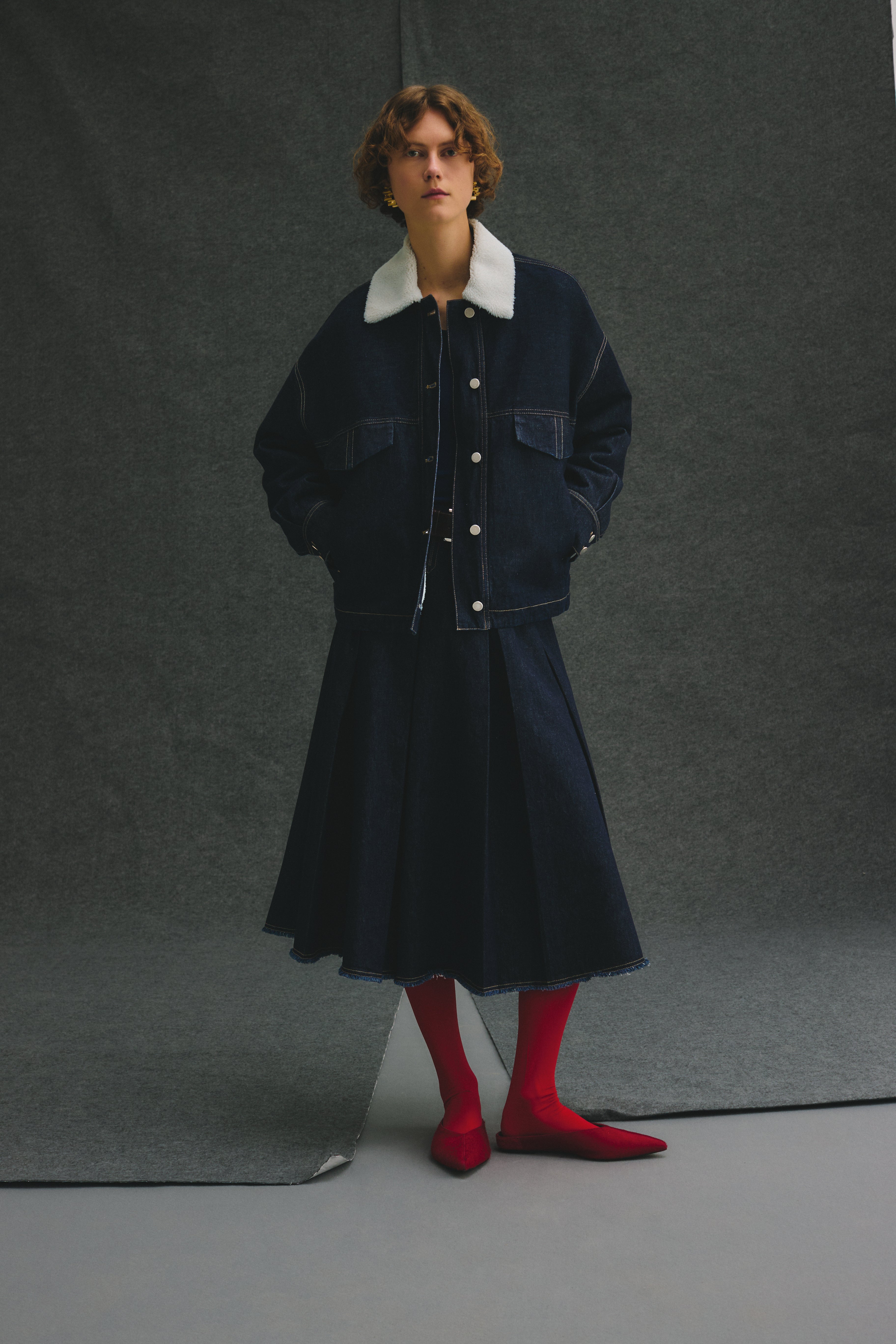 Giacca in denim blu scuro con colletto in pelliccia bianca