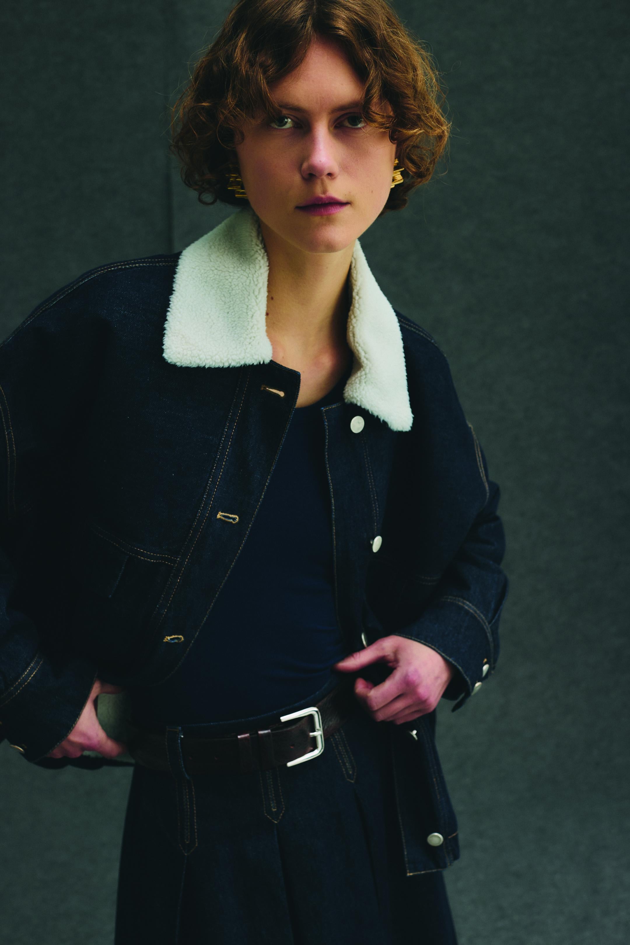 Giacca in denim blu scuro con colletto in pelliccia bianca