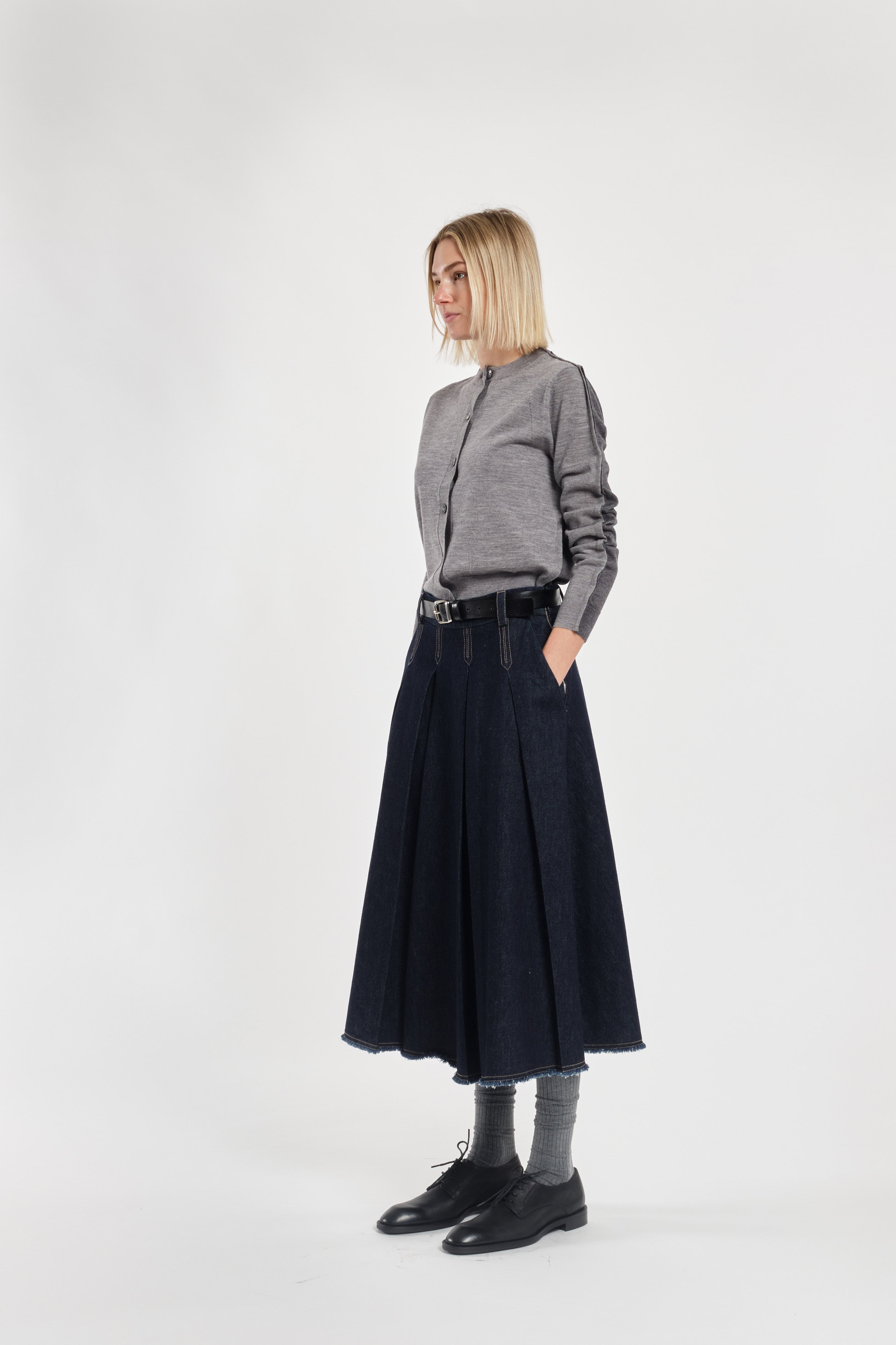 Gonna midi a pieghe in denim blu scuro a taglio vivo