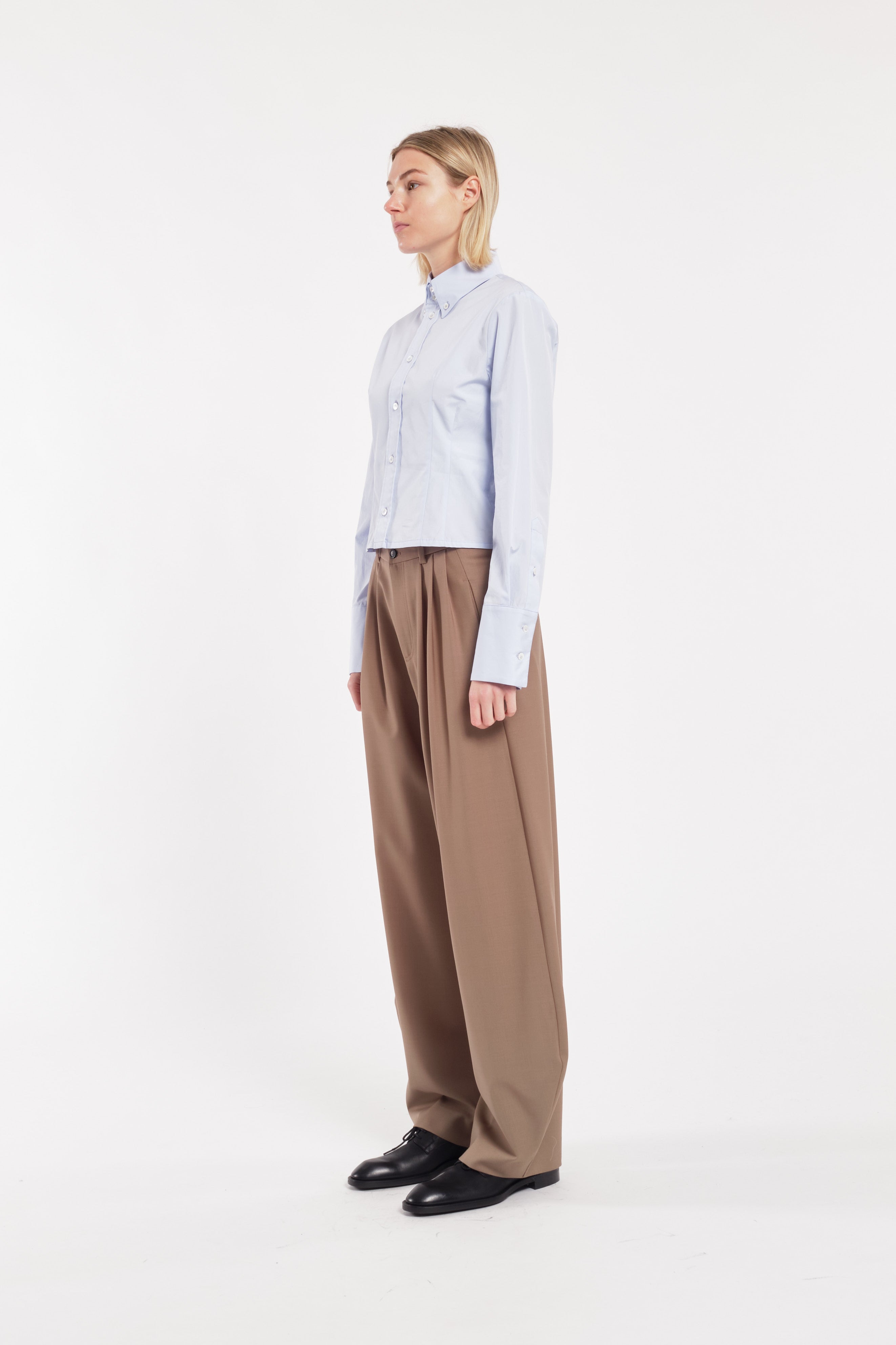 Camicia cropped azzurra a maniche lunghe