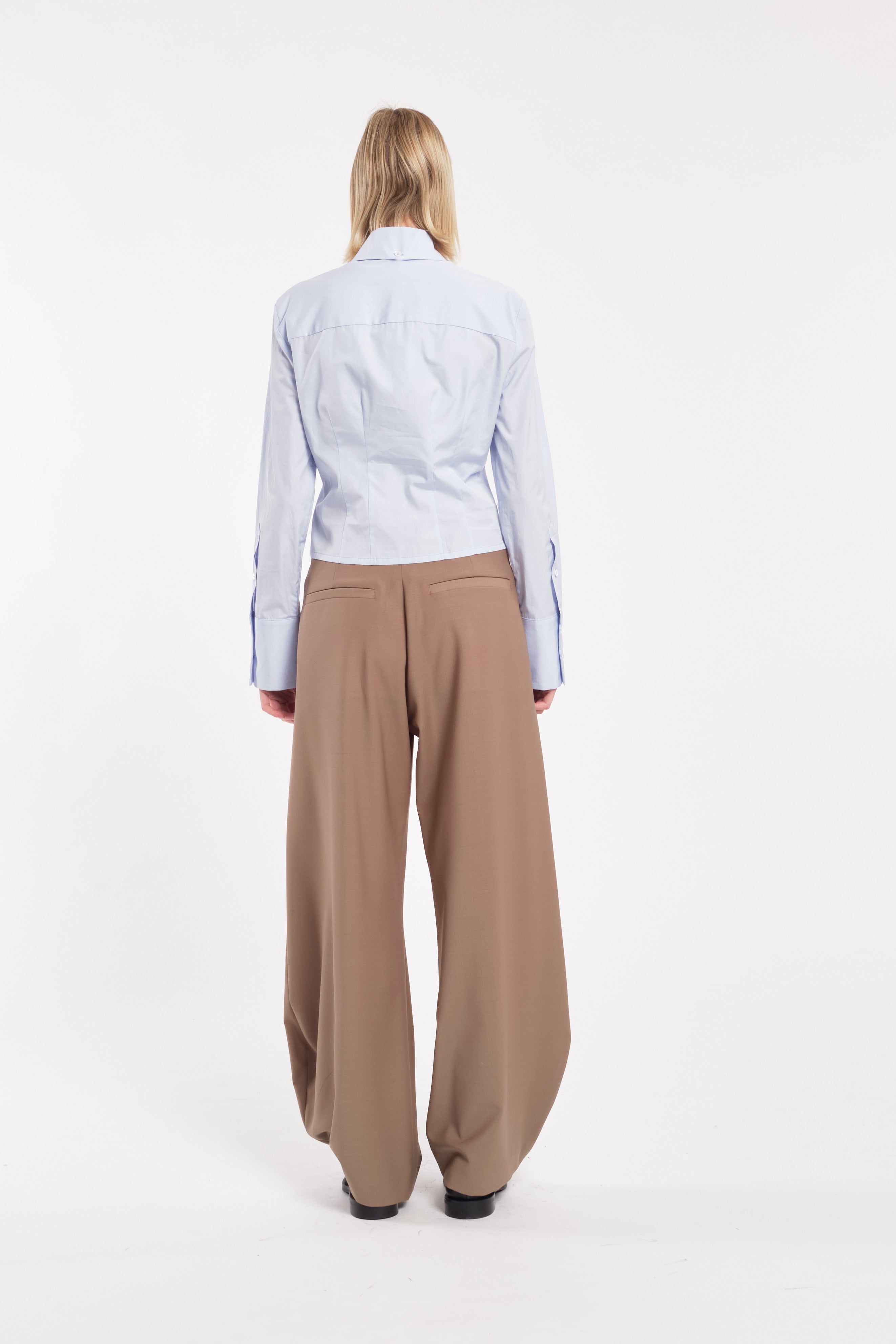 Camicia cropped azzurra a maniche lunghe