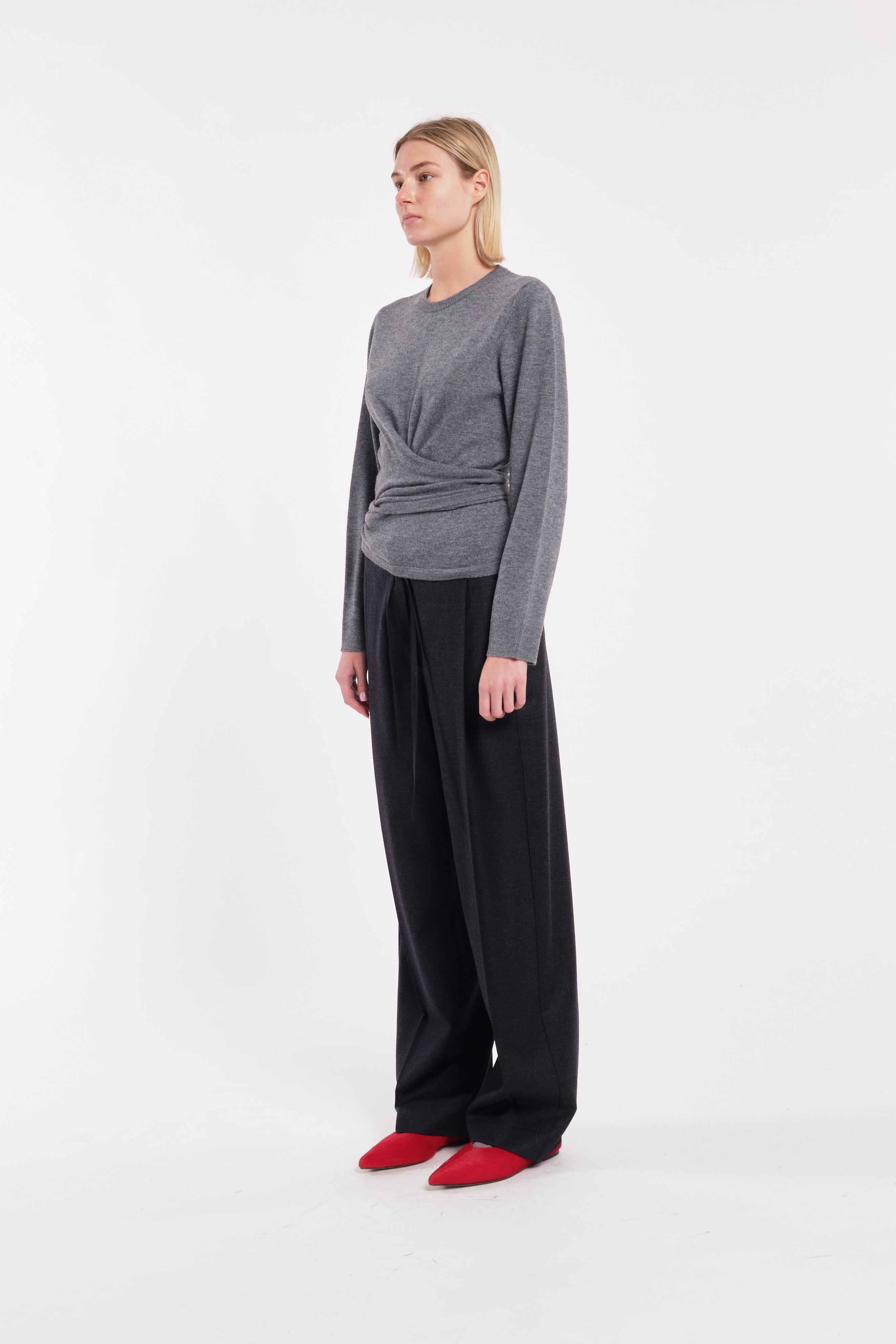 Top a maniche lunghe con effetto incrociato e chiusura sul retro colore grigio 