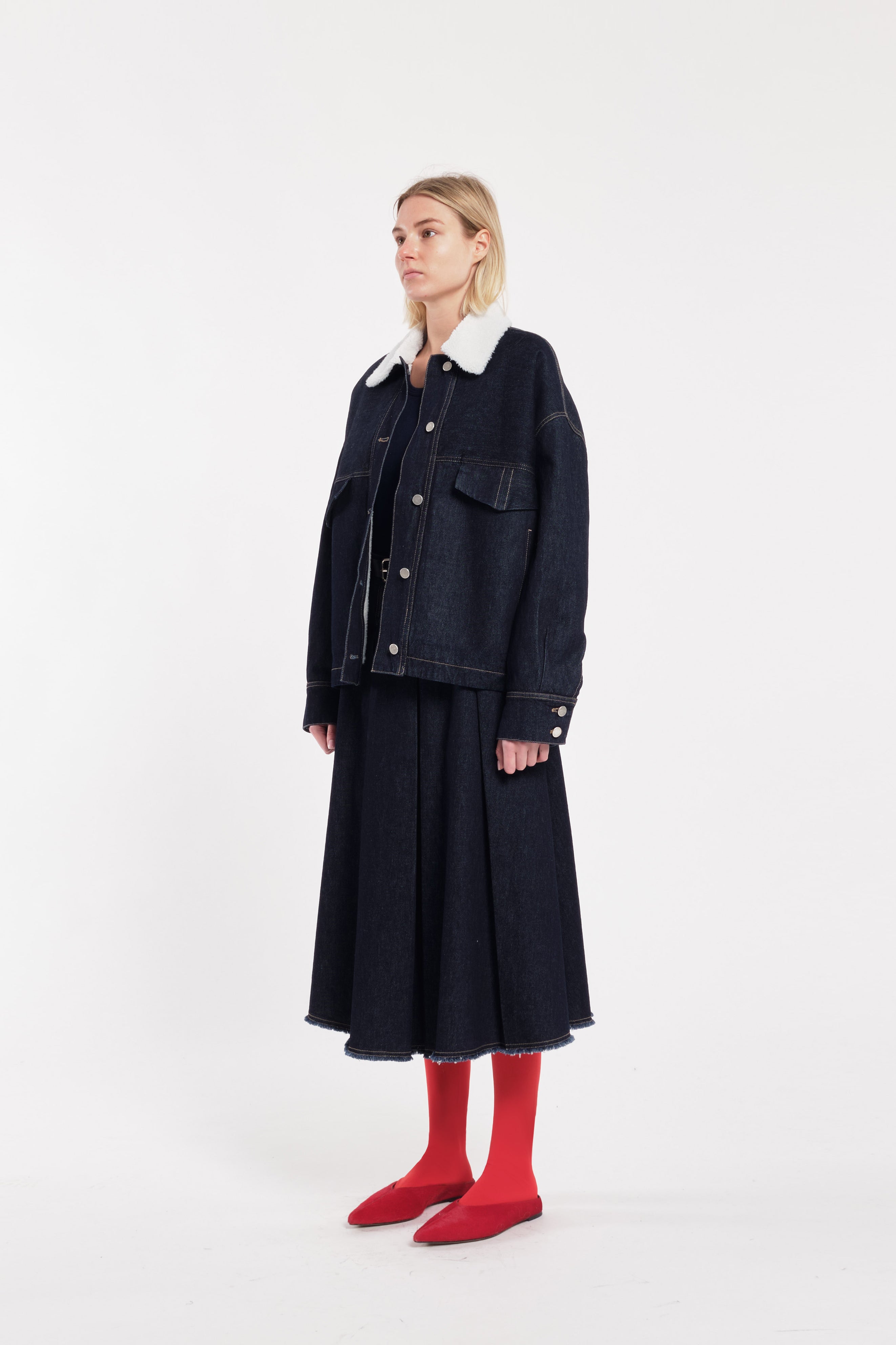 Giacca in denim blu scuro con colletto in pelliccia bianca