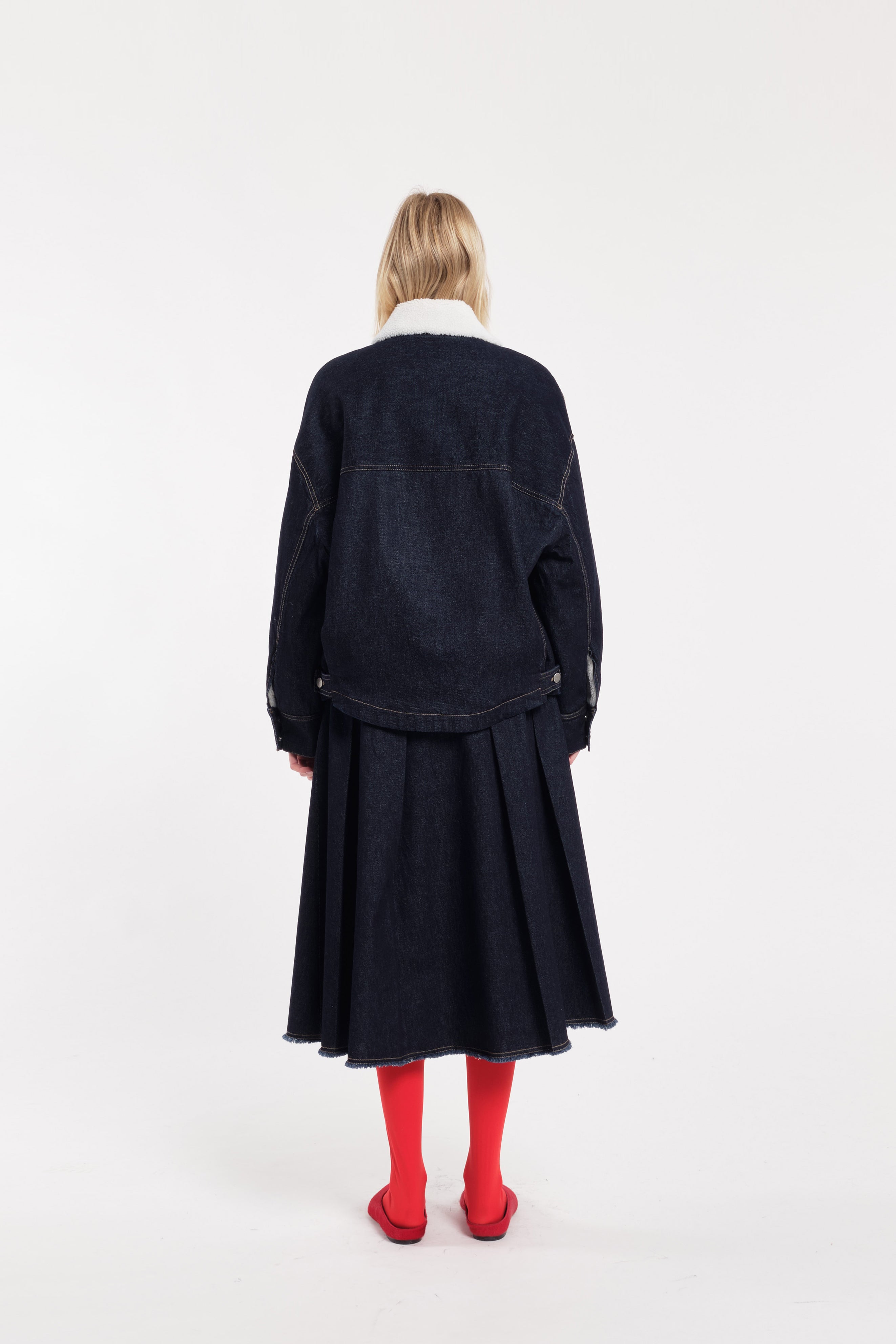 Giacca in denim blu scuro con colletto in pelliccia bianca