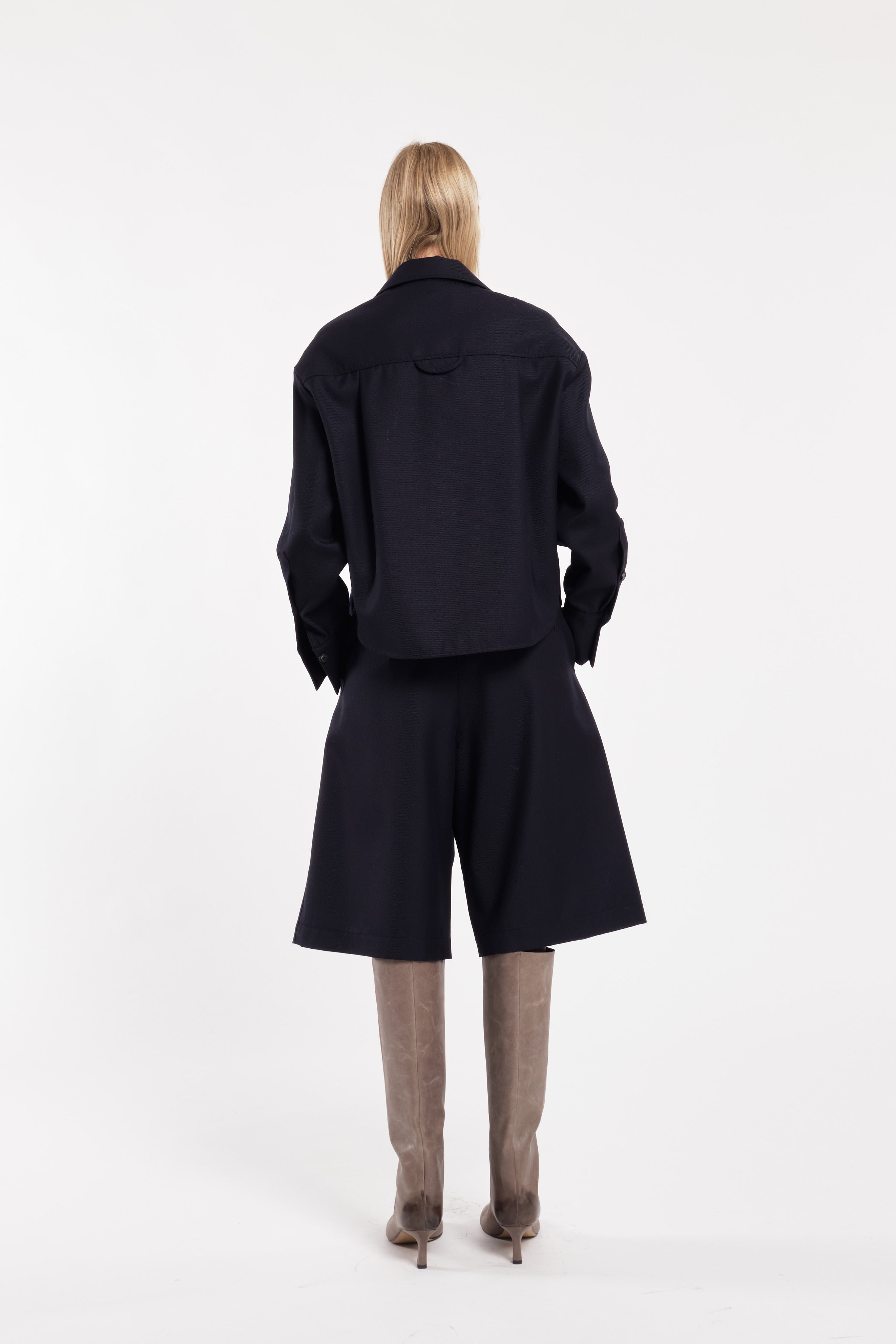 Bermuda eleganti in twill di lana blu scuro con dettaglio nastro bianco a contrasto