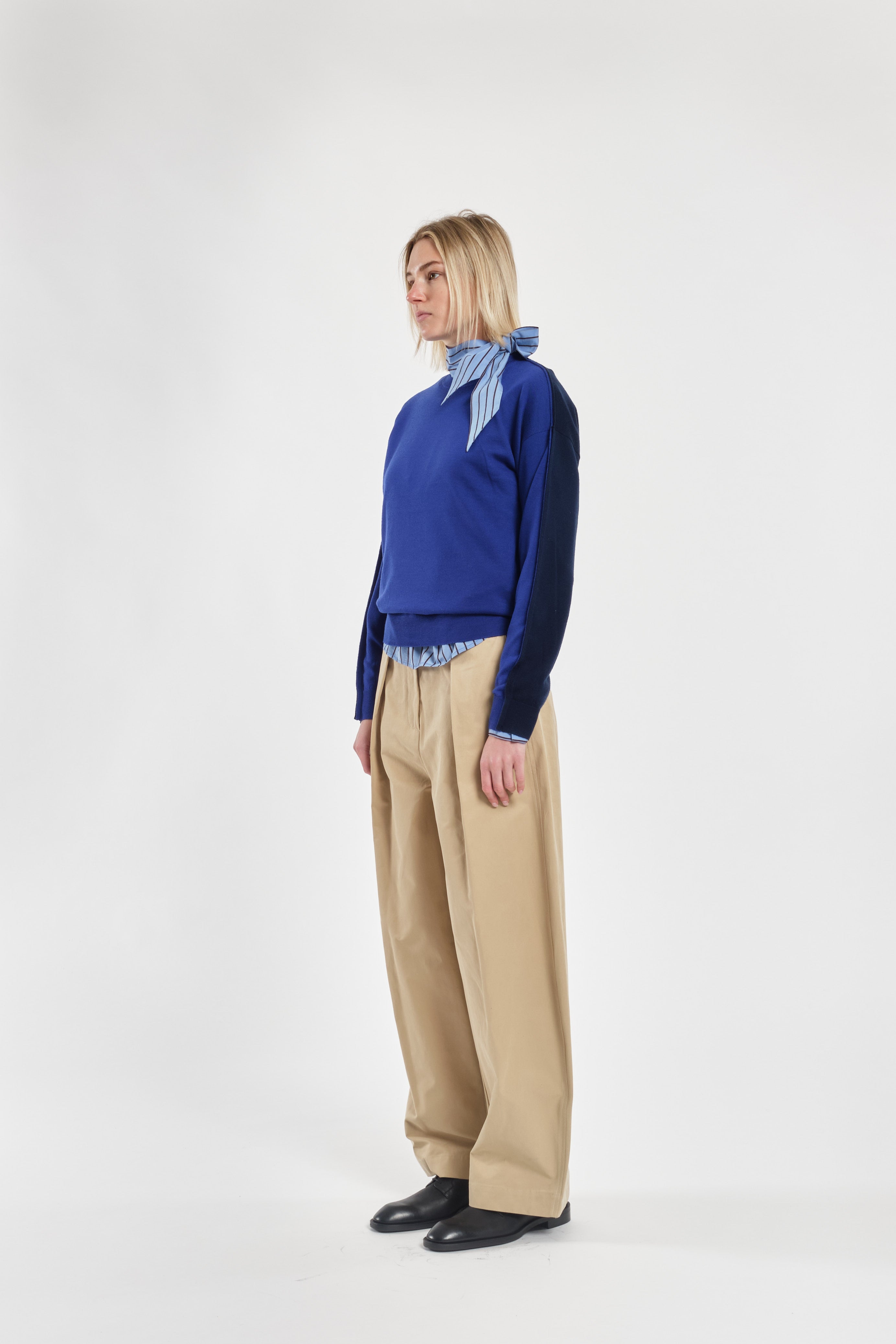 Pantaloni balloon in cotone colore beige con pinces frontali