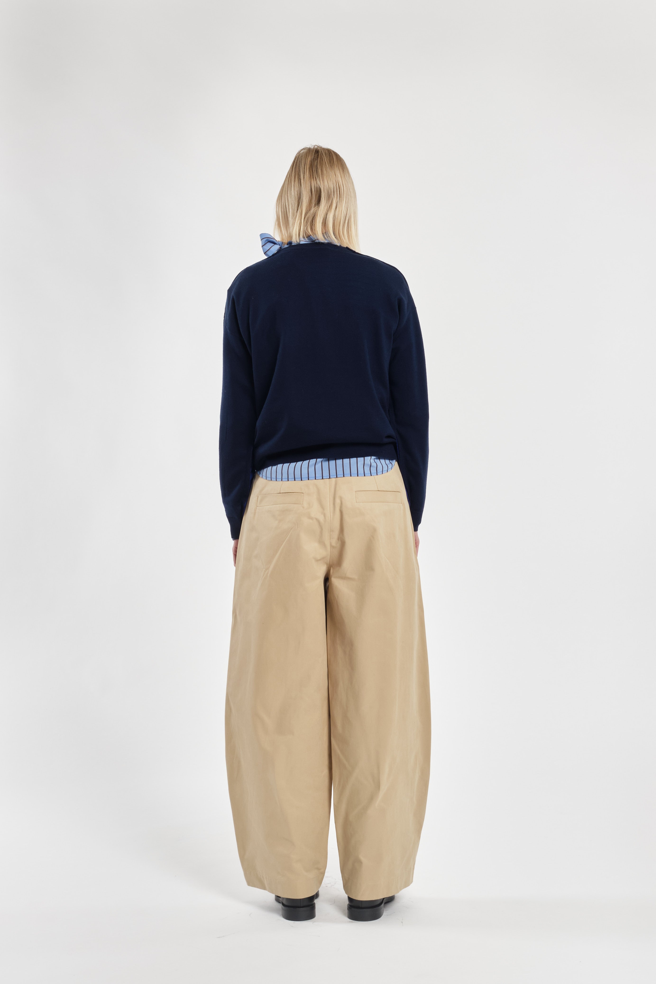 Pantaloni balloon in cotone colore beige con pinces frontali