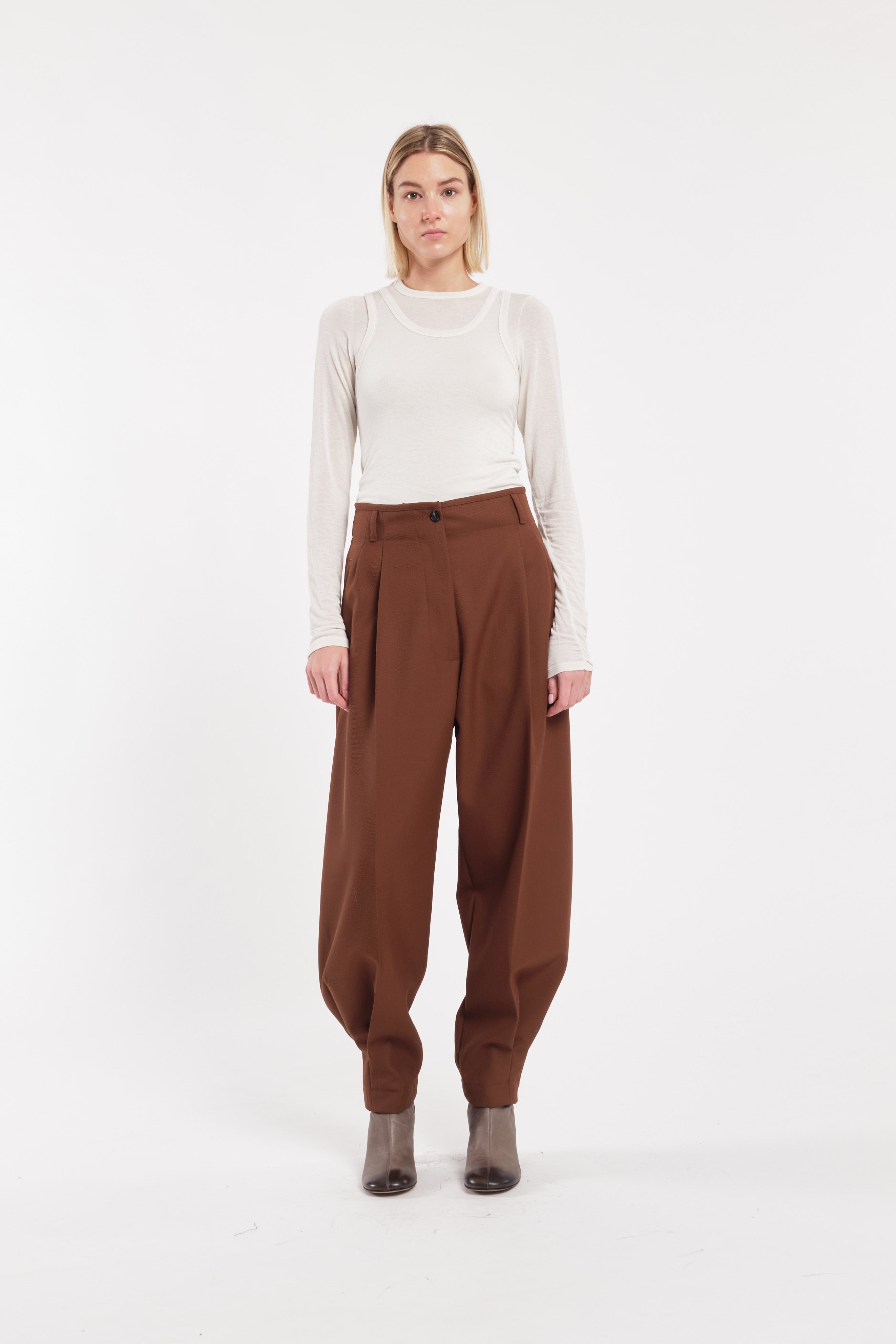 Pantaloni sartoriali balloon in twill di lana colore marrone