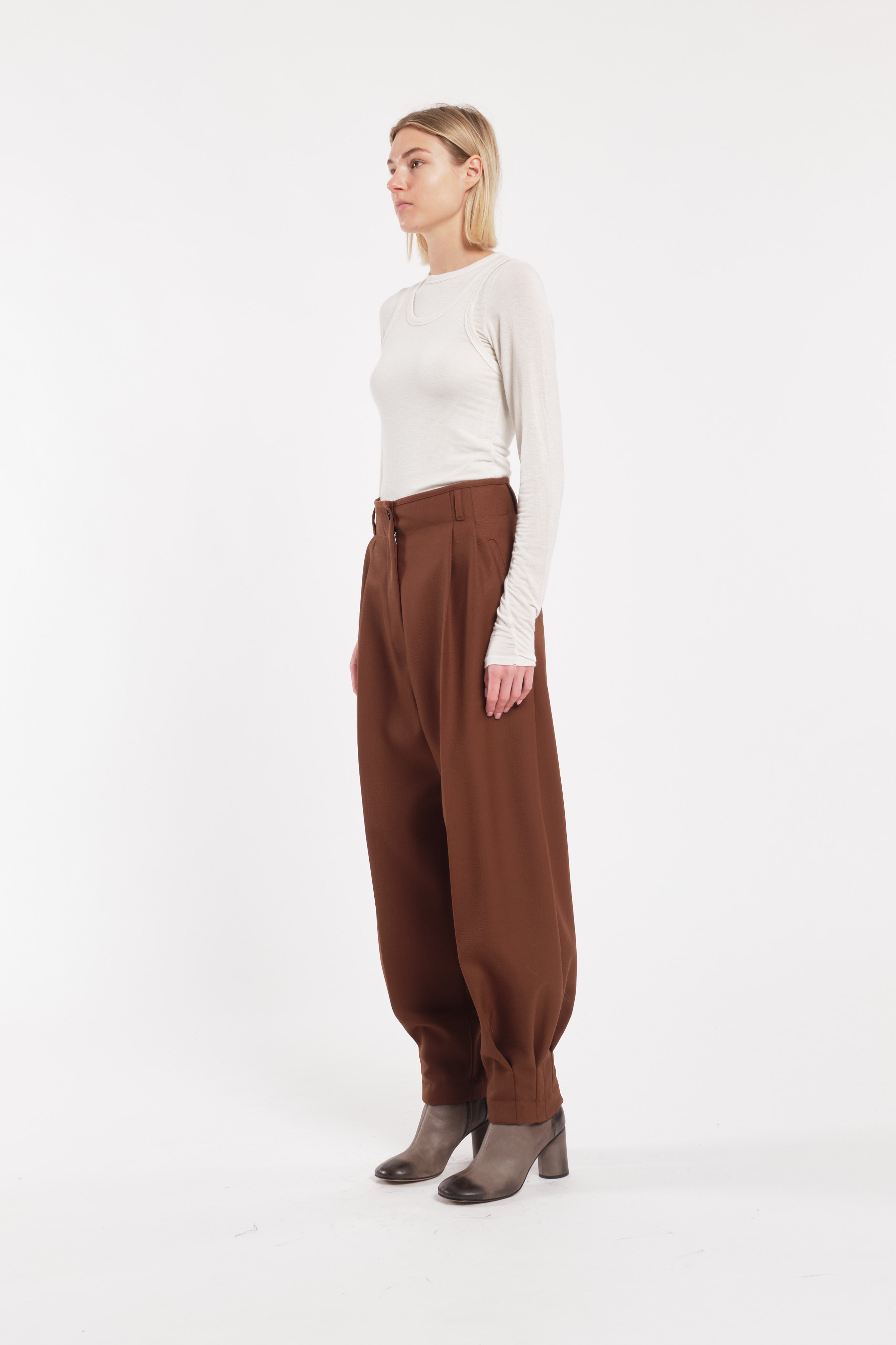 Pantaloni sartoriali balloon in twill di lana colore marrone