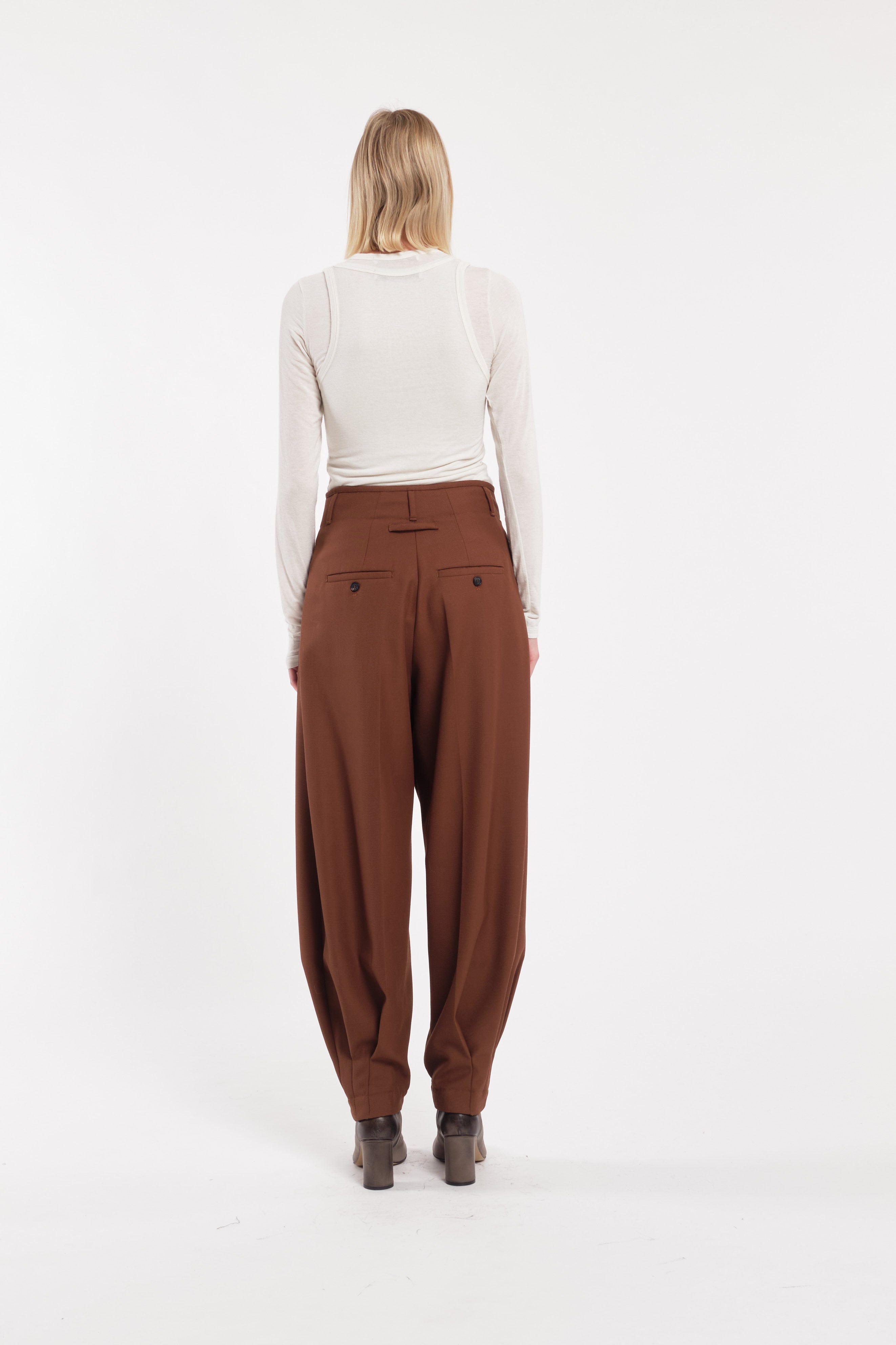 Pantaloni sartoriali balloon in twill di lana colore marrone